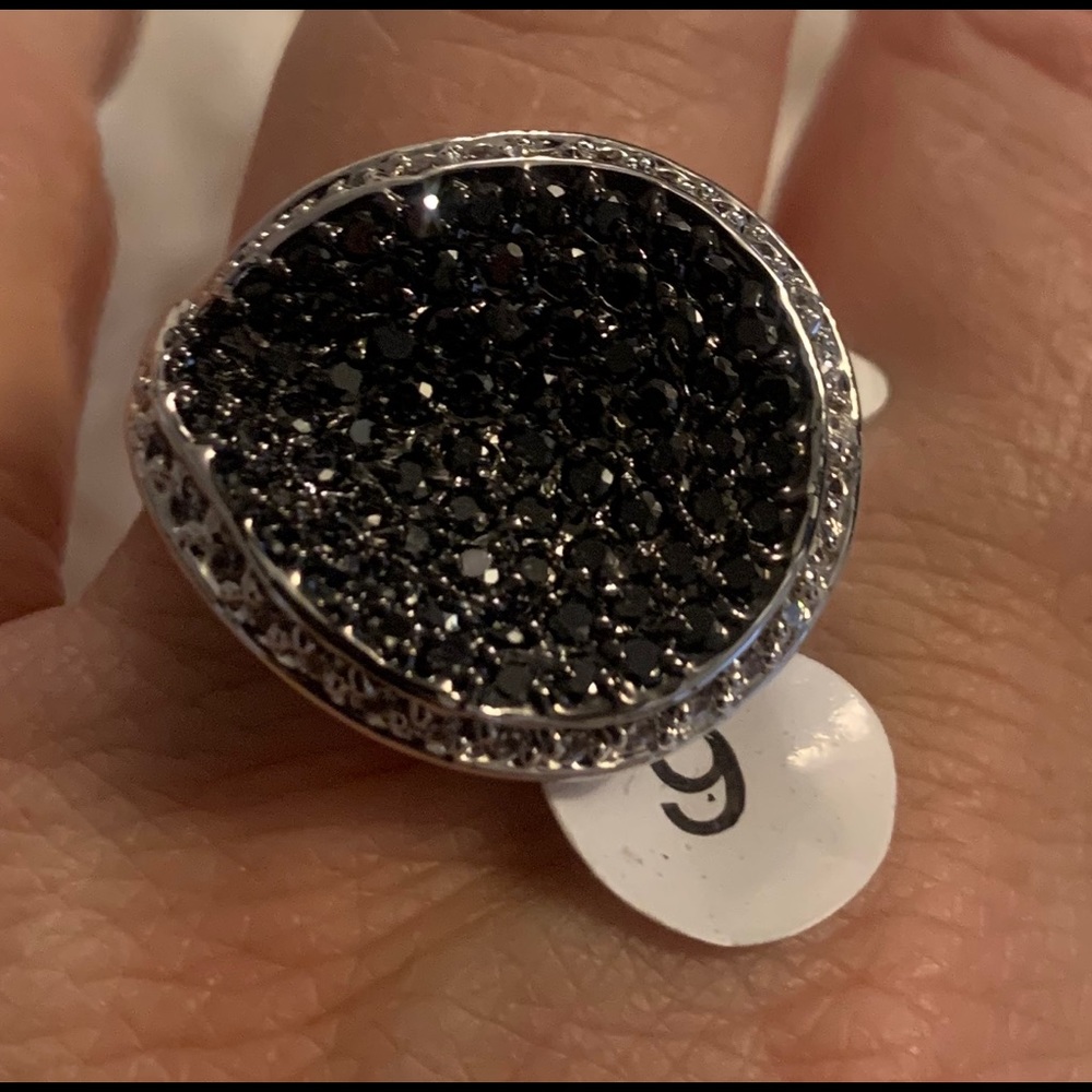 Absolutely gorgeous bling ring!